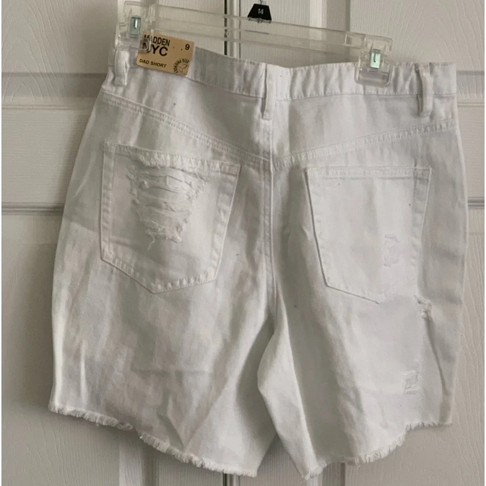 MADDEN NYC Women’s White Ultra Distressed Festival Jean Shorts Size: Juniors 9